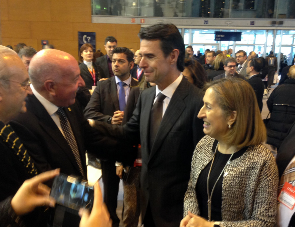 Eth sindic d’Aran Carlos Barrera damb es ministre José Manuel Soria, e Ana Pastor en Fitur 2016