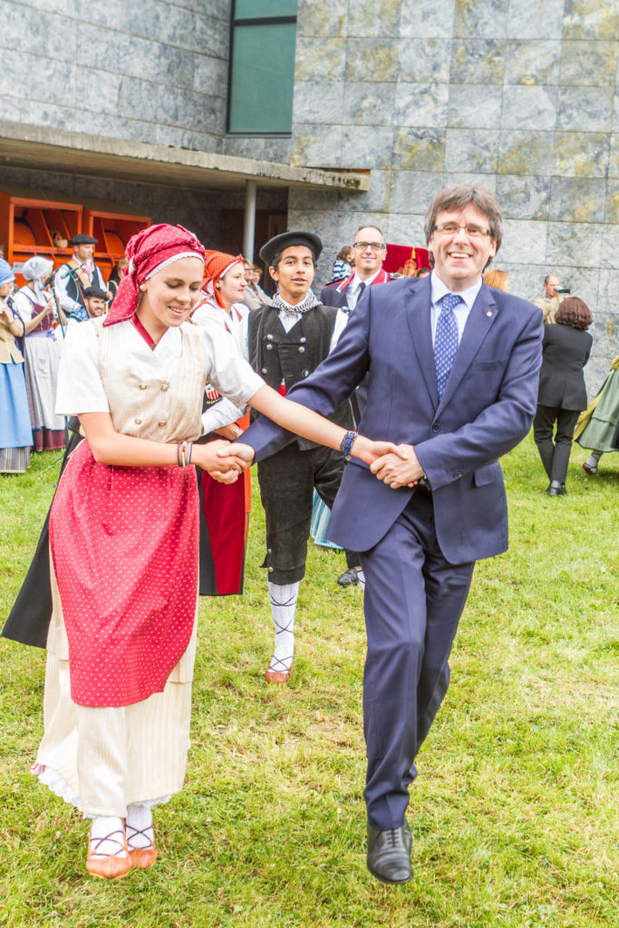 Carles Puigdemonet President de la Generalitat bailando danzas tradicionales; Hesta d'Aran - Festa d'Aran, Vielha - Val d'Aran; 17/06/2016; Gorka Martinez - gkmph;