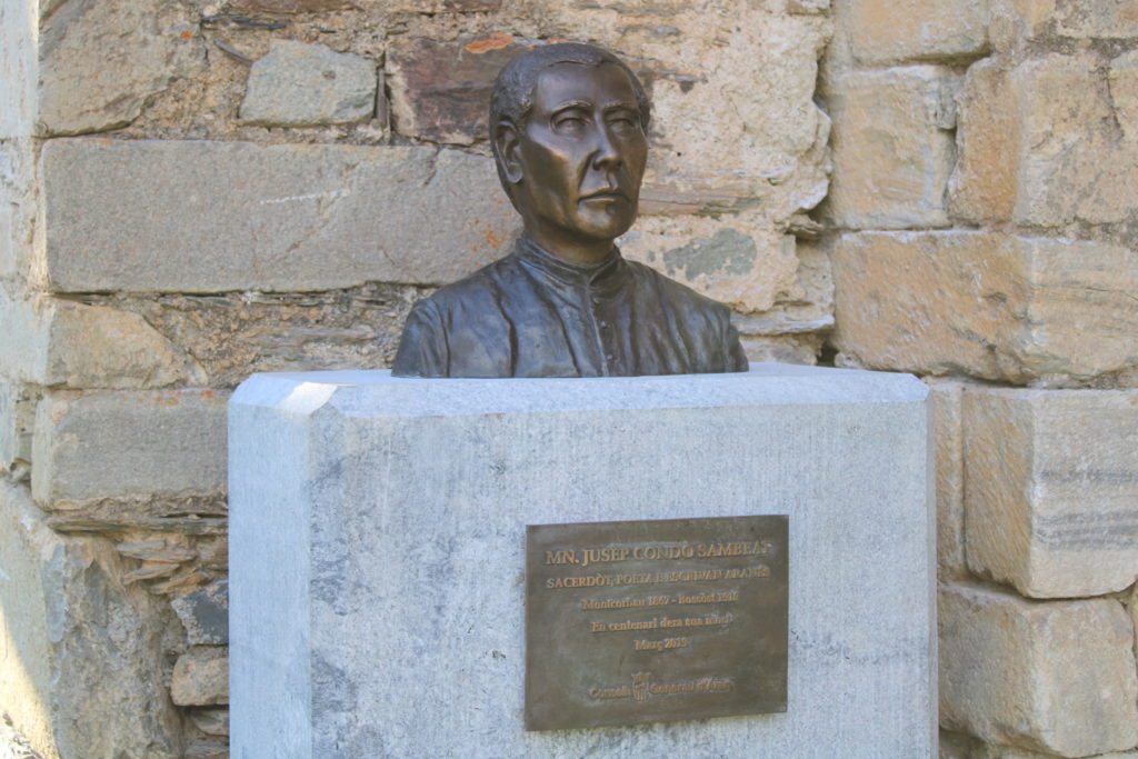 Bust en honor de Mosén Jusèp Condò e Sambeat, obra de l’escultora Glòria Coronas, coincidint amb la commemoració del centenari de la seva mort. Any 2019.